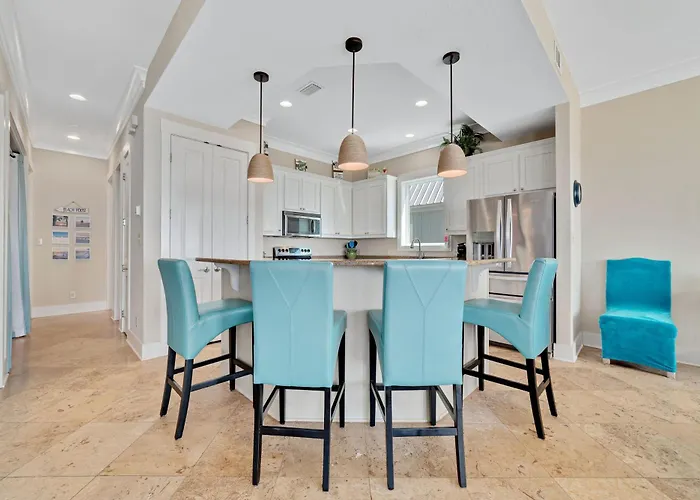 Lone Palm By Gsvr - Charming Beachfront Retreat With Great Primary Bed And Bath - Free Activities And Golf Gulf Shores