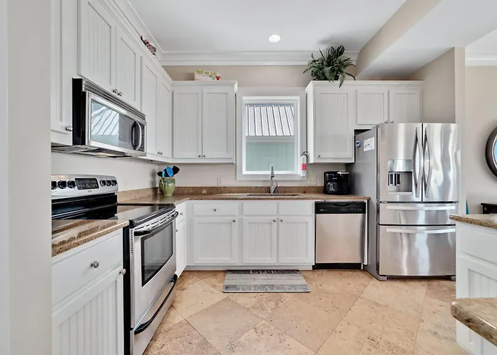 Lone Palm By Gsvr - Charming Beachfront Retreat With Great Primary Bed And Bath - Free Activities And Golf