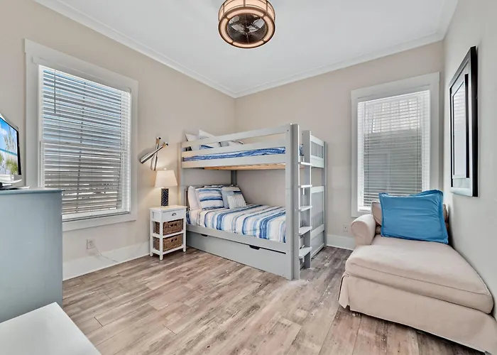 Lone Palm By Gsvr - Charming Beachfront Retreat With Great Primary Bed And Bath - Free Activities And Golf *