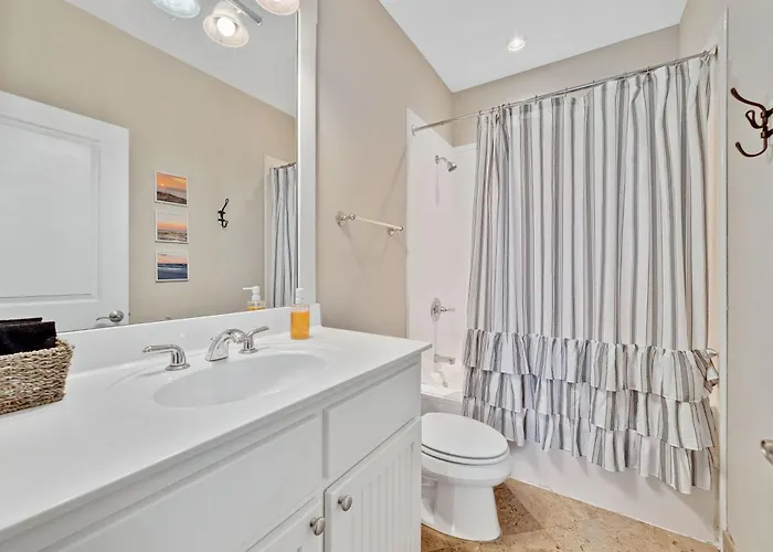 Lone Palm By Gsvr - Charming Beachfront Retreat With Great Primary Bed And Bath - Free Activities And Golf Holiday home Gulf Shores